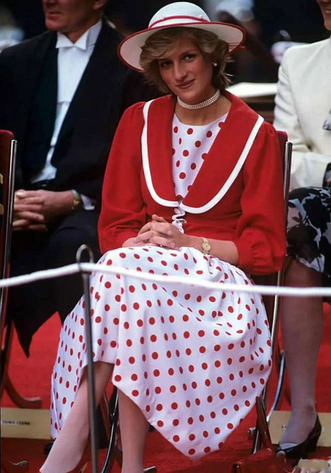 Ngắm C&ocirc;ng nương Diana để biết thế n&agrave;o l&agrave; đỉnh cao sang trọng khi diện đồ chấm bi, con d&acirc;u Kate v&agrave; Meghan chạy d&agrave;i kh&ocirc;ng theo kịp - Ảnh 9.
