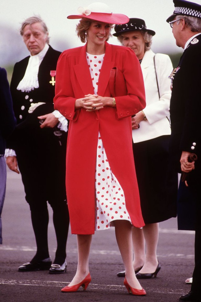 Ngắm C&ocirc;ng nương Diana để biết thế n&agrave;o l&agrave; đỉnh cao sang trọng khi diện đồ chấm bi, con d&acirc;u Kate v&agrave; Meghan chạy d&agrave;i kh&ocirc;ng theo kịp - Ảnh 10.