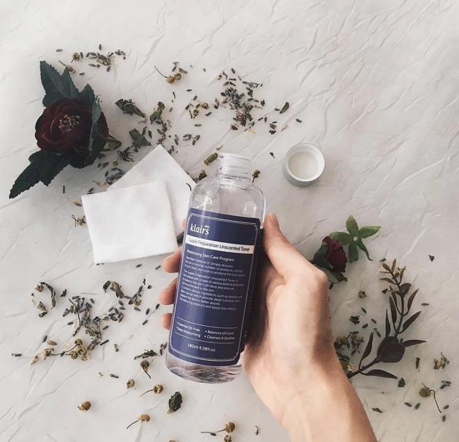 4 chai toner dưỡng ẩm, giảm mụn giá chỉ loanh quanh 300k ai cũng nên thử để biết thế nào là da đẹp mịn - Ảnh 1.