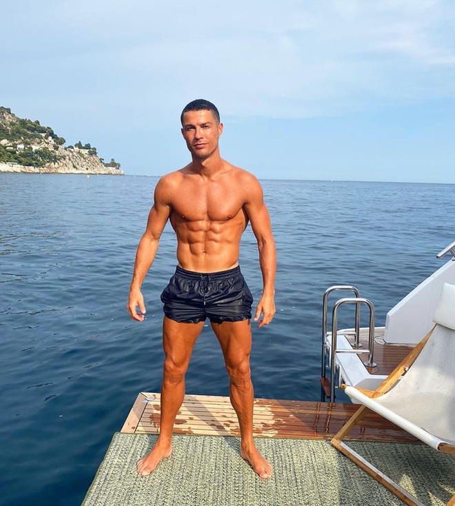 Bức ảnh khoe thân mới nhất của Ronaldo đủ làm hội chị em mê mẩn: Cơ thể săn chắc, múi nào ra múi đấy! - Ảnh 1.