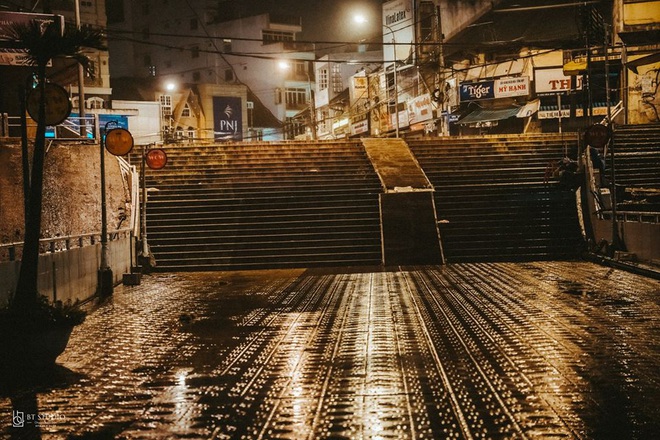 Một lần nữa, Đà Lạt lại trở nên vắng chưa từng thấy vì dịch Covid-19: Tối cuối tuần mà đường phố, hàng quán ảm đạm đến lạ! - Ảnh 7.