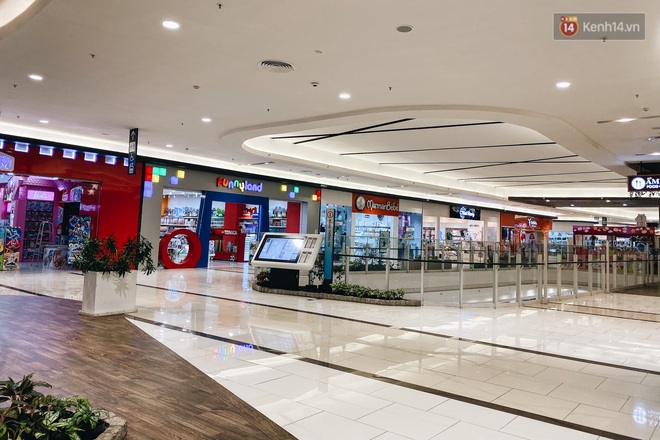 Chùm ảnh: Trung tâm Aeon Mall Bình Tân vắng tanh, đìu hiu chưa từng có giữa dịch Covid-19 - Ảnh 16.