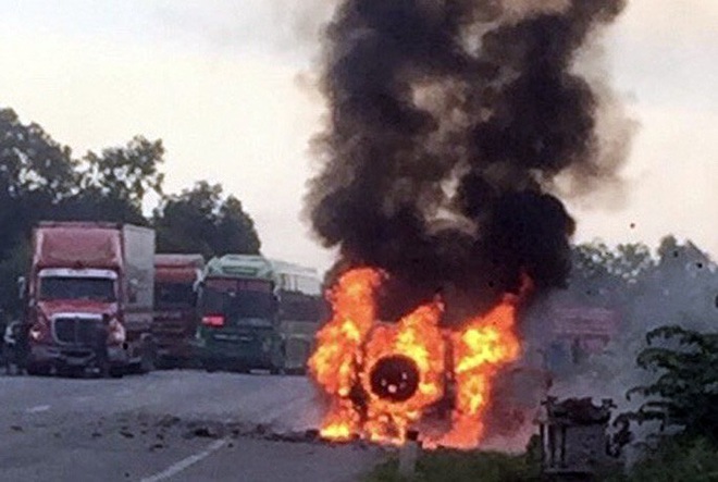 Quảng B&igrave;nh: Xe &ocirc; t&ocirc; bị ch&aacute;y rụi, 2 người tr&ecirc;n xe rời khỏi hiện trường đầy nghi vấn - Ảnh 1.