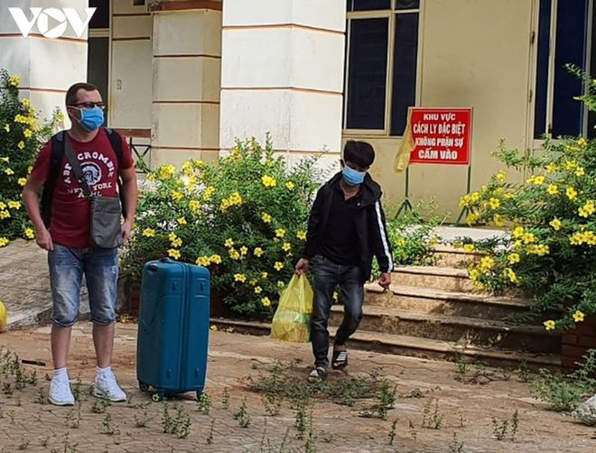 Hai bệnh nh&acirc;n mắc Covid-19 đầu ti&ecirc;n ở Quảng Ng&atilde;i được xuất viện - Ảnh 1.