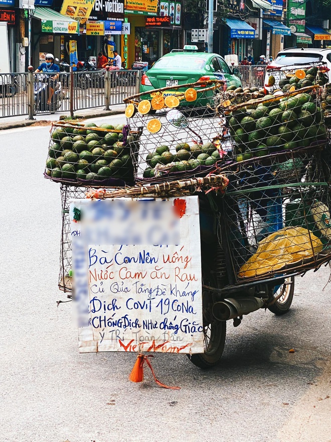 Anh bán cam khiến dân tình thích thú bởi thông điệp bán hàng cực dễ thương: bà con nên ăn cam tăng đề kháng để chống dịch - Ảnh 1.