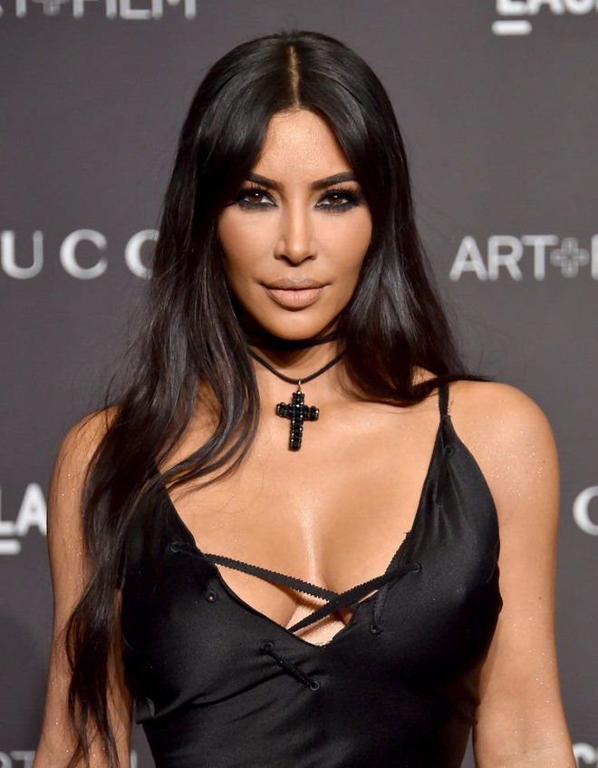 Netizen Việt té ghế vì màn thả dáng kỳ lạ nhất Hollywood: Kim Kardashian vội quá đem sạc máy tính lên thảm đỏ hay gì? - Ảnh 2.