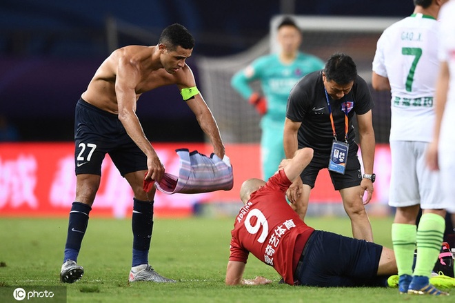 Cầu thủ Trung Quốc vung chân đạp thẳng vào bụng đối phương, bên ngoài HLV ôm đầu hoang mang cực độ - Ảnh 5.