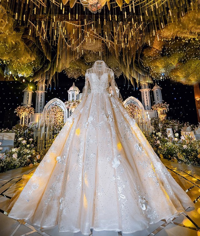 Tố Như diện váy cưới đính kim cương trong hôn lễ của mình