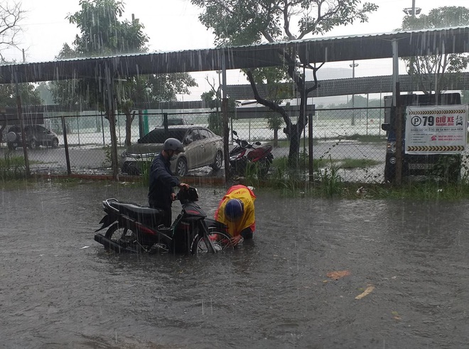 Nhiều tuyến đường ở Sài Gòn lại thành sông sau mưa lớn, các cửa hàng phải đóng cửa vì nước tràn vào nhà - Ảnh 3.