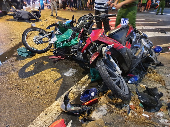 Nữ tài xế 23 tuổi lái Camry tông một loạt xe máy ở Sài Gòn khai do đạp nhầm chân ga - Ảnh 2.