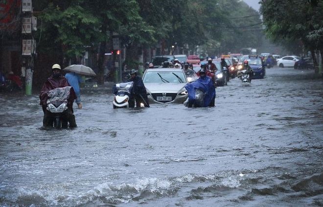 Cảnh báo: Mưa đặc biệt to từ đêm 15/8 ở miền Bắc, cần đề phòng lốc, sét và gió giật mạnh - Ảnh 1.