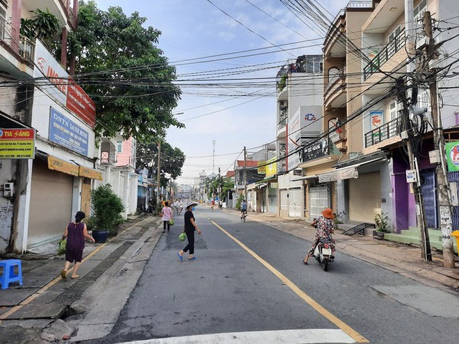 Đồng Nai lấy mẫu x&eacute;t nghiệm người d&acirc;n khu vực con đường bị phong tỏa - Ảnh 1.