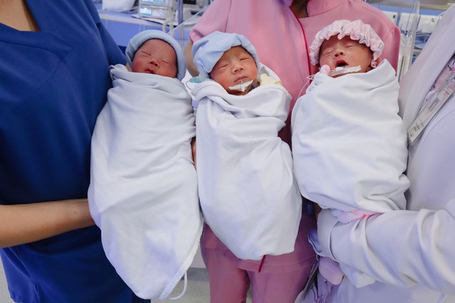 Hiếm gặp, người mẹ trẻ sinh một lần gồm 2 trai, 1 g&aacute;i - Ảnh 1.