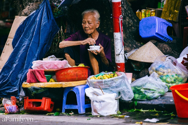 Nhón bước sang thu được vài ngày nhưng sao Hà Nội lại thay đổi nhanh đến thế, có sấu chín, cốm thơm, không khí tươi mát giúp ta biết &quot;sống chậm&quot; - Ảnh 7.