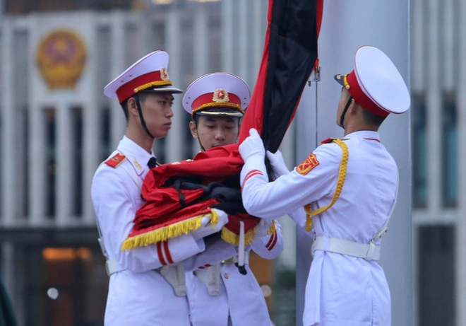 To&agrave;n cảnh Lễ treo cờ rủ Quốc tang nguy&ecirc;n Tổng B&iacute; thư L&ecirc; Khả Phi&ecirc;u - Ảnh 15.