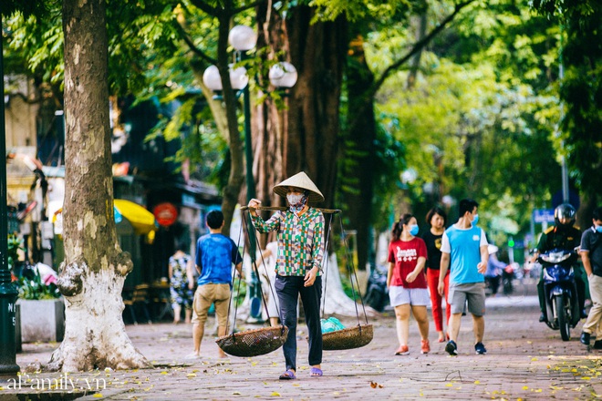 Nhón bước sang thu được vài ngày nhưng sao Hà Nội lại thay đổi nhanh đến thế, có sấu chín, cốm thơm, không khí tươi mát giúp ta biết sống chậm - Ảnh 9.