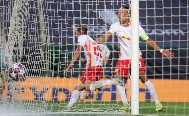 Leipzig 2-1 Atletico Madrid: Bàn thua phút 88 khiến giấc mơ Champions League của thầy trò Simeone tan thành mây khói, RB Leipzig lập kỷ lục vô tiền khoáng hậu - Ảnh 4.