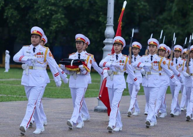 To&agrave;n cảnh Lễ treo cờ rủ Quốc tang nguy&ecirc;n Tổng B&iacute; thư L&ecirc; Khả Phi&ecirc;u - Ảnh 6.