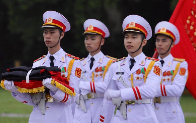 To&agrave;n cảnh Lễ treo cờ rủ Quốc tang nguy&ecirc;n Tổng B&iacute; thư L&ecirc; Khả Phi&ecirc;u - Ảnh 7.