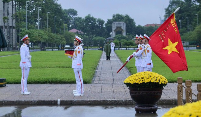 To&agrave;n cảnh Lễ treo cờ rủ Quốc tang nguy&ecirc;n Tổng B&iacute; thư L&ecirc; Khả Phi&ecirc;u - Ảnh 8.