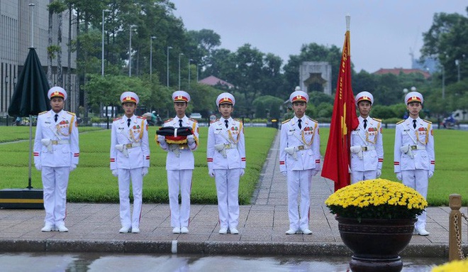 To&agrave;n cảnh Lễ treo cờ rủ Quốc tang nguy&ecirc;n Tổng B&iacute; thư L&ecirc; Khả Phi&ecirc;u - Ảnh 9.