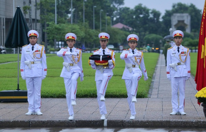 To&agrave;n cảnh Lễ treo cờ rủ Quốc tang nguy&ecirc;n Tổng B&iacute; thư L&ecirc; Khả Phi&ecirc;u - Ảnh 10.