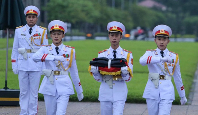 To&agrave;n cảnh Lễ treo cờ rủ Quốc tang nguy&ecirc;n Tổng B&iacute; thư L&ecirc; Khả Phi&ecirc;u - Ảnh 11.