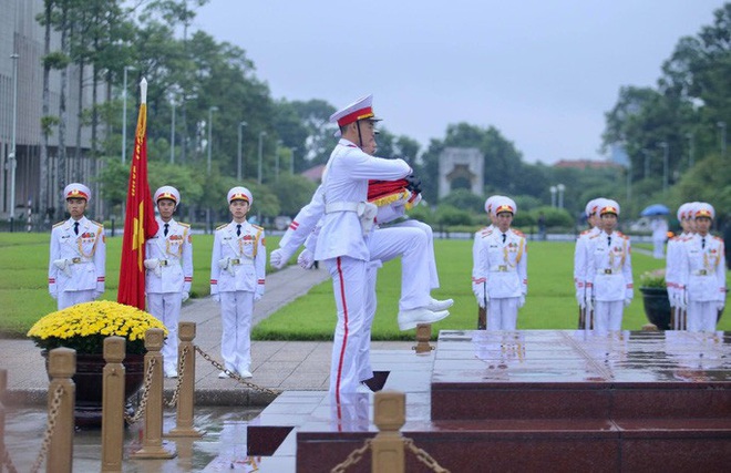 To&agrave;n cảnh Lễ treo cờ rủ Quốc tang nguy&ecirc;n Tổng B&iacute; thư L&ecirc; Khả Phi&ecirc;u - Ảnh 12.