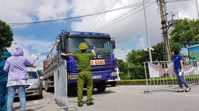 Qu&aacute; tải c&aacute;c chốt chặn cửa ng&otilde; TP. Hải Dương ng&agrave;y đầu n&acirc;ng cao mức độ c&aacute;ch ly Covid-19 - Ảnh 2.