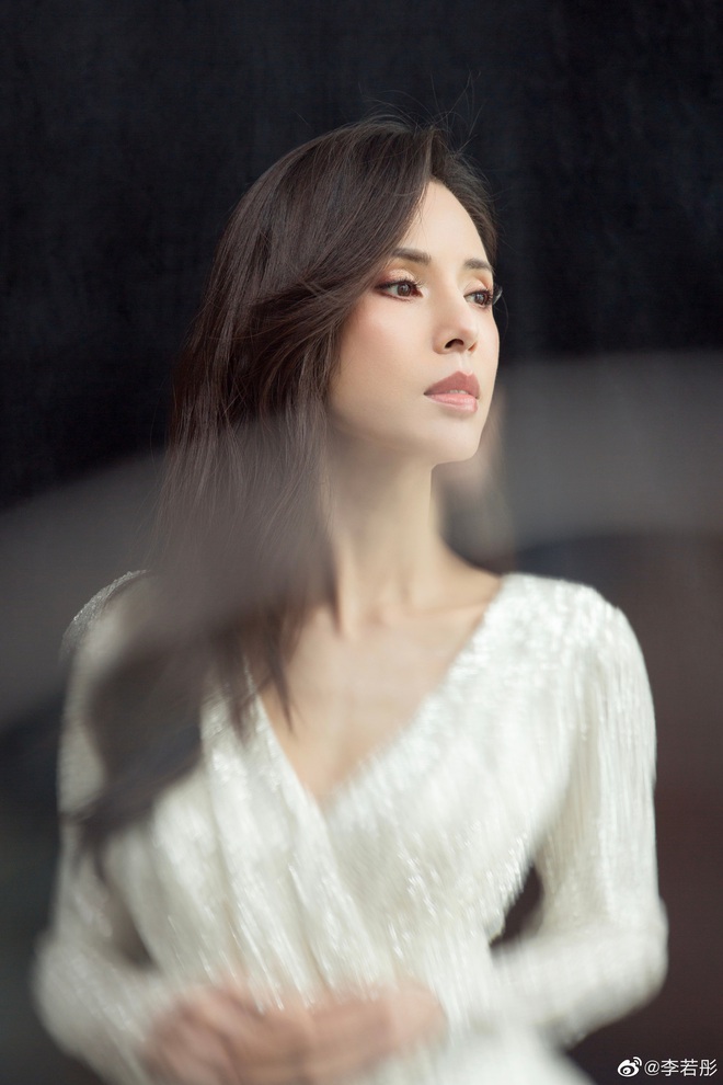 Lý Nhược Đồng lần đầu công khai tuổi thật, gây bão khi nói về quan niệm: Phụ nữ lúc trẻ phải gầy, phải lấy chồng sinh con - Ảnh 3.