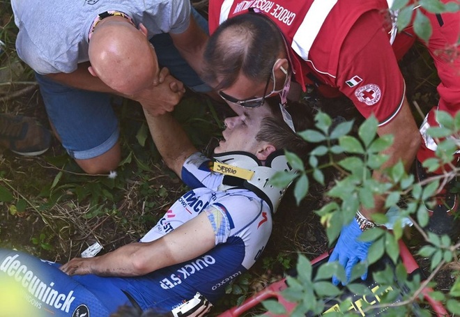 VĐV xe đạp gặp chấn thương nặng sau khi văng xuống khe núi ngay trong cuộc đua  - Ảnh 3.