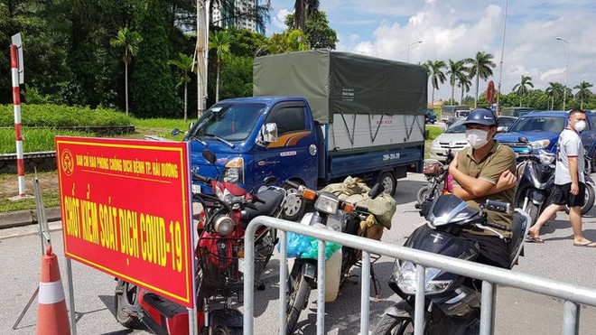 Qu&aacute; tải c&aacute;c chốt chặn cửa ng&otilde; TP. Hải Dương ng&agrave;y đầu n&acirc;ng cao mức độ c&aacute;ch ly Covid-19 - Ảnh 7.