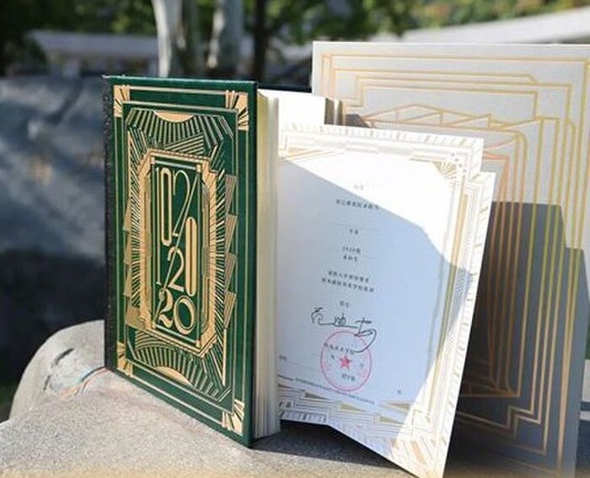 Trường đại học gửi giấy b&aacute;o nhập học d&agrave;i tận 416 trang cho t&acirc;n sinh vi&ecirc;n, hỏi ra mới biết &yacute; nghĩa th&acirc;m th&uacute;y - Ảnh 1.