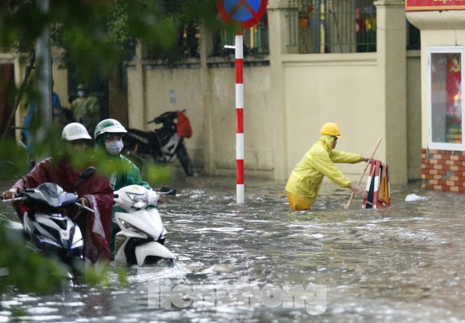 Công ty Thoát Nước Hà Nội nêu lý do ngập trên diện rộng - Ảnh 1.