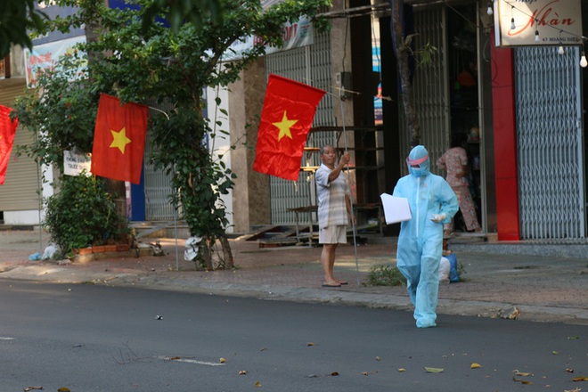  Nửa đêm, người dân đội mưa chờ nghe lệnh dỡ bỏ phong tỏa phòng chống Covid-19  - Ảnh 8.