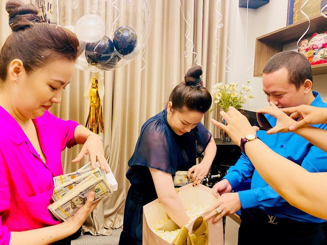 Nhật Kim Anh hé lộ chuyện đằng sau màn tặng nóng 2 tỷ đồng dưới dạng xấp tiền USD nhân ngày sinh nhật từ hội bạn - Ảnh 3.