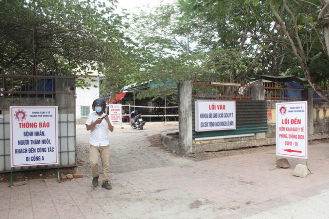 Covid-19: Một F1 bị ho, sốt mới t&igrave;m đến trung t&acirc;m y tế khai b&aacute;o  - Ảnh 1.