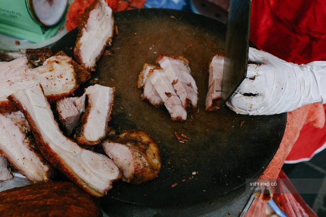 Có hàng thịt quay vỉa hè 30 năm tuổi ngon nức tiếng ở Hà Nội, không biển hiệu nhưng chiều nào cũng nườm nượp khách xếp hàng - Ảnh 5.