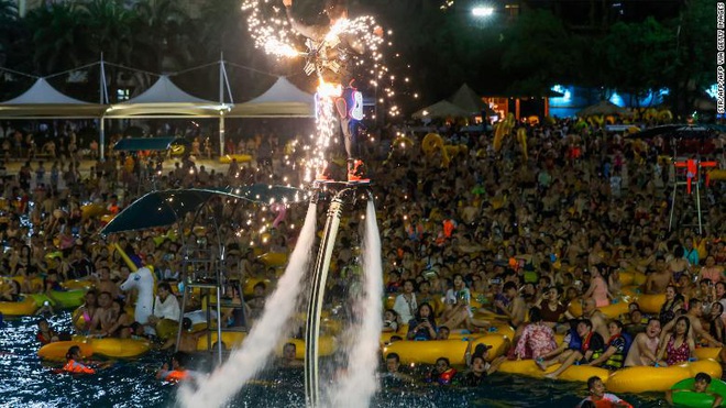 Vũ H&aacute;n mở đại tiệc pool party với h&agrave;ng ngh&igrave;n người tham gia, chẳng ai đeo khẩu trang: Cơn &aacute;c mộng tại v&ugrave;ng đất khởi ph&aacute;t dịch bệnh đ&atilde; qua? - Ảnh 3.