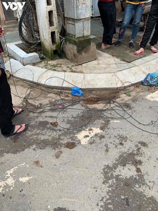 Bị d&acirc;y c&aacute;p viễn th&ocirc;ng siết v&agrave;o cổ, 2 người ng&atilde; nh&agrave;o xuống đường - Ảnh 1.