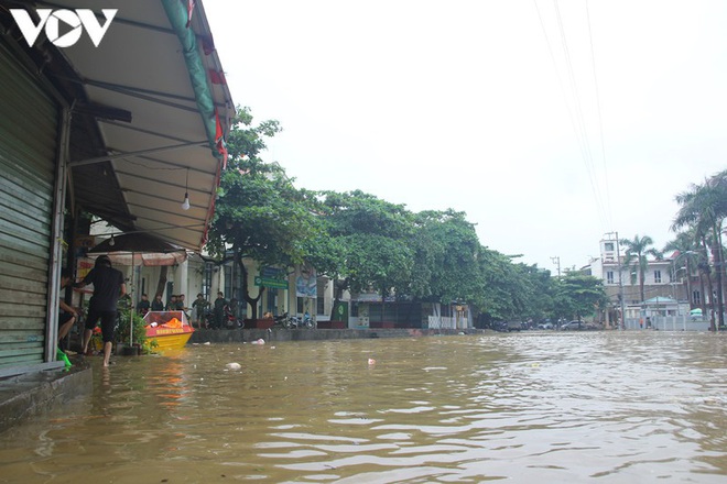 Nhiều tuyến đường TP. Yên Bái thành sông do nước đầu nguồn sông Hồng đổ về - Ảnh 6.