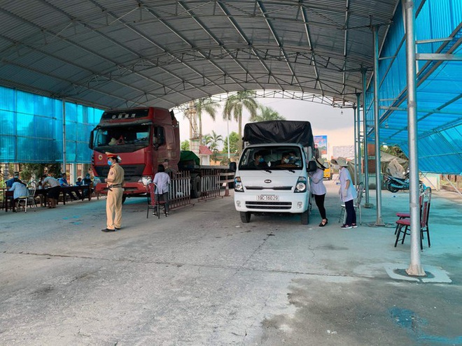Quảng Ninh lập chốt kiểm tra, cho quay đầu những xe đến từ v&ugrave;ng dịch - Ảnh 1.