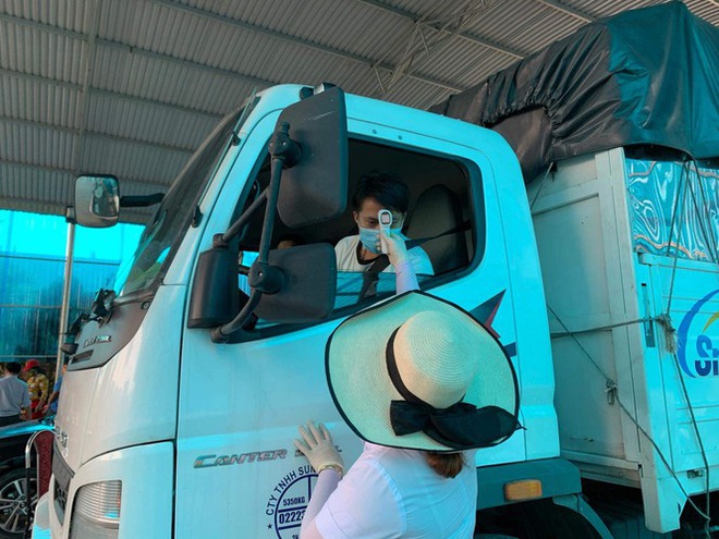 Quảng Ninh lập chốt kiểm tra, cho quay đầu những xe đến từ v&ugrave;ng dịch - Ảnh 3.