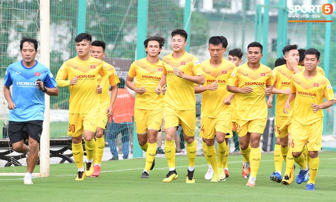 HLV Park Hang-seo tr&ecirc;u chọc học tr&ograve; trước khi phỏng vấn, trợ l&yacute; Lee Young-jin sốt ruột đến nỗi bỏ lu&ocirc;n khẩu trang để chỉ đạo - Ảnh 1.