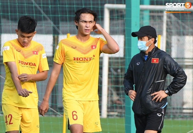 HLV Park Hang-seo tr&ecirc;u chọc học tr&ograve; trước khi phỏng vấn, trợ l&yacute; Lee Young-jin sốt ruột đến nỗi bỏ lu&ocirc;n khẩu trang để chỉ đạo - Ảnh 5.