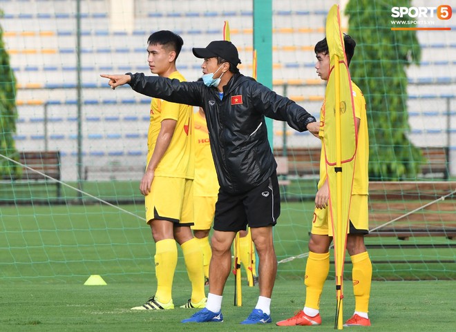 HLV Park Hang-seo tr&ecirc;u chọc học tr&ograve; trước khi phỏng vấn, trợ l&yacute; Lee Young-jin sốt ruột đến nỗi bỏ lu&ocirc;n khẩu trang để chỉ đạo - Ảnh 6.