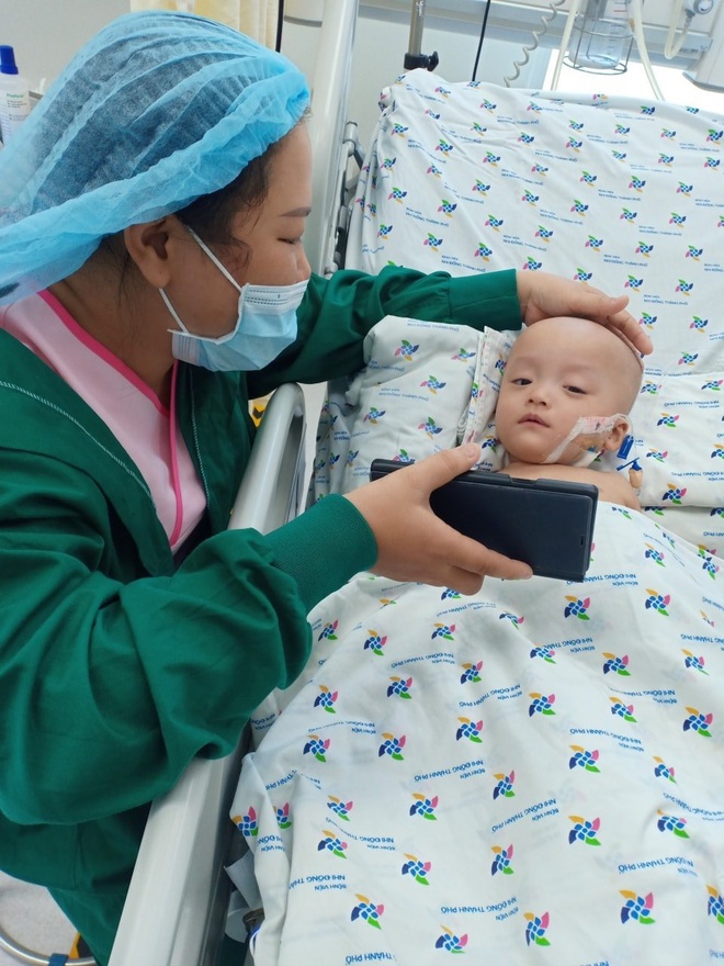 Ảnh: Hai chị em Trúc Nhi - Diệu Nhi tươi cười xem điện thoại, cầm bình sữa uống hết sau 18 ngày phẫu thuật - Ảnh 2. Ảnh: Hai chị em Trúc Nhi - Diệu Nhi tươi cười xem điện thoại, cầm bình sữa uống hết sau 18 ngày phẫu thuật - Ảnh 2.