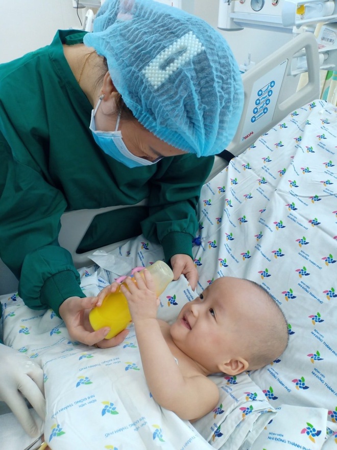 Ảnh: Hai chị em Trúc Nhi - Diệu Nhi tươi cười xem điện thoại, cầm bình sữa uống hết sau 18 ngày phẫu thuật - Ảnh 2. Ảnh: Hai chị em Trúc Nhi - Diệu Nhi tươi cười xem điện thoại, cầm bình sữa uống hết sau 18 ngày phẫu thuật - Ảnh 2.