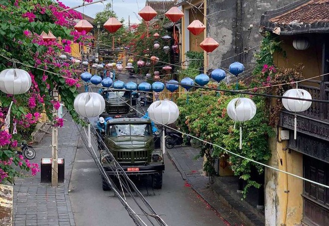 Qu&acirc;n đội phun h&oacute;a chất khử tr&ugrave;ng ở TP Hội An - Ảnh 1.