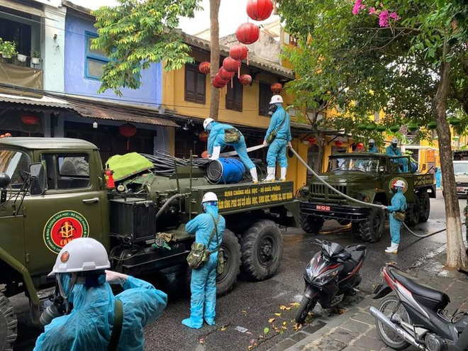 Qu&acirc;n đội phun h&oacute;a chất khử tr&ugrave;ng ở TP Hội An - Ảnh 2.